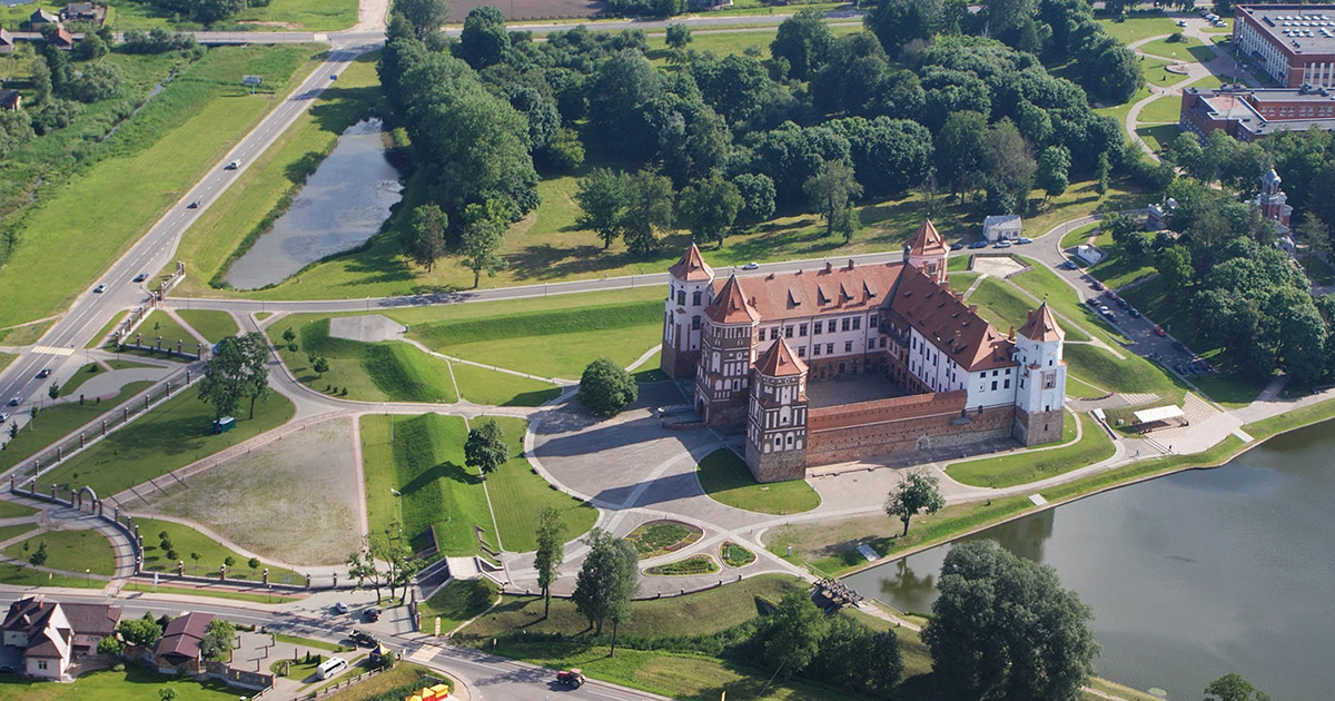 Mir castle. Мирский замок Беларусь. Достопримечательности Белоруссии Мирский замок. Мирский замок Беларусь сверху. Мирский замок с высоты.