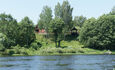 С территории усадьбы открывается живописный вид на реку Березина. Спуск к месту купания занимает не более пары минут.