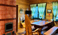 Главная комната с деревянной мебелью и камином)