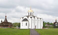 Church of the Annunciation in Vitebsk, Слева Храм святого благоверного князя Александра Невского из дерева 
