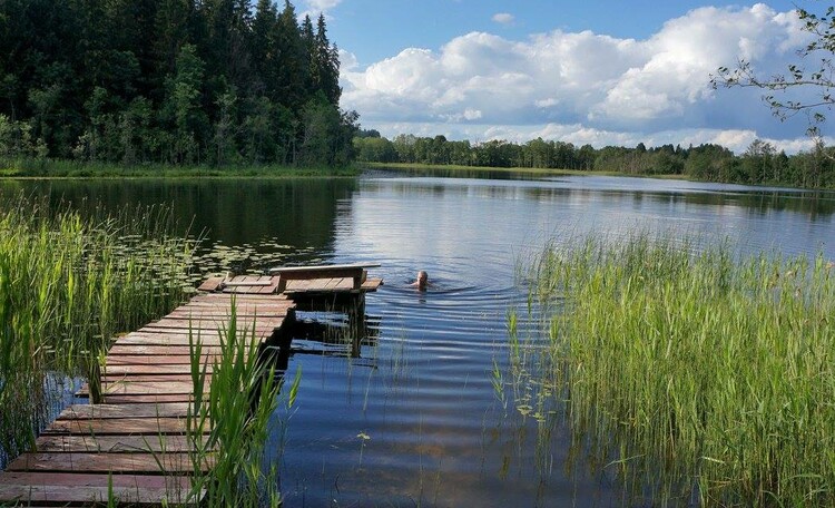 Ледниковое Каптарунское озеро с чистейшей водой.