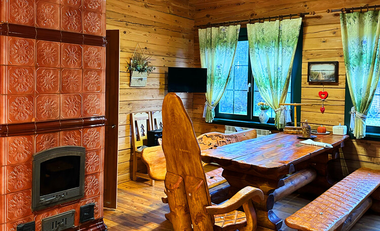 Главная комната с деревянной мебелью и камином)