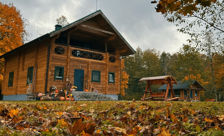 🏠 Основной дом с каминами (деревянный коттедж 200 кв м с геотермальным отоплением оснащённый всем необходимым для комфортного проживания) + охотничий домик(отапливаемая закрытая беседка-кухня) + мангальная зона (мангал, казан, коптилка, дрова, щепа)