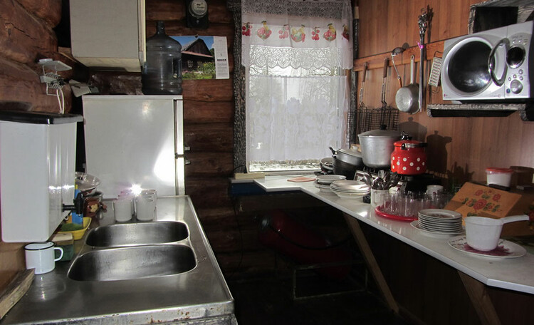 Усадьба «Востриковка». Дом №1. Кухня, холодильник и газовая плита