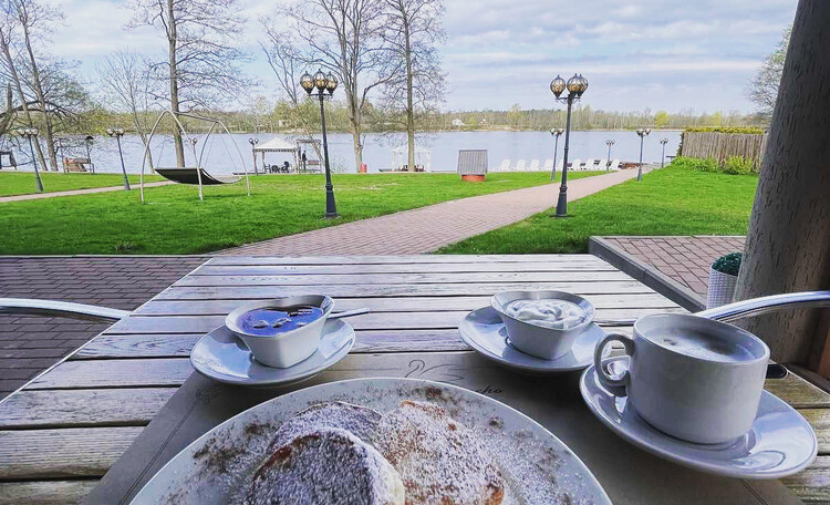 Кафе с видом на озеро 