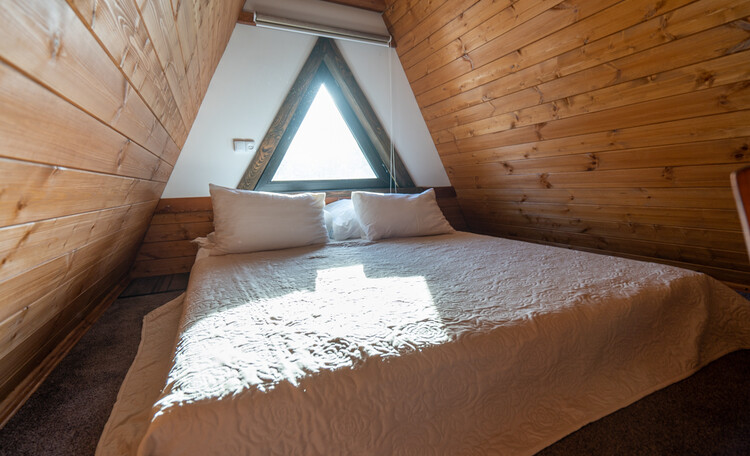 Домик-студия: На мансардном этаже двуспальная кровать.