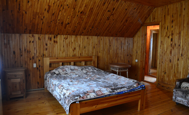 прекрасная большая комната с 2-х спальной кроватью.постельное белье входит в стоимость ,есть шкаф .
