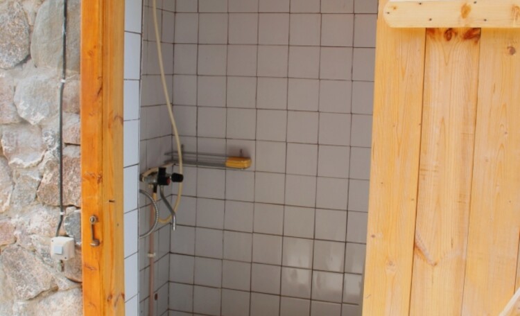 Рядом с баней, в отдельном строиении душ( обогрев бойлером (100 л)).)