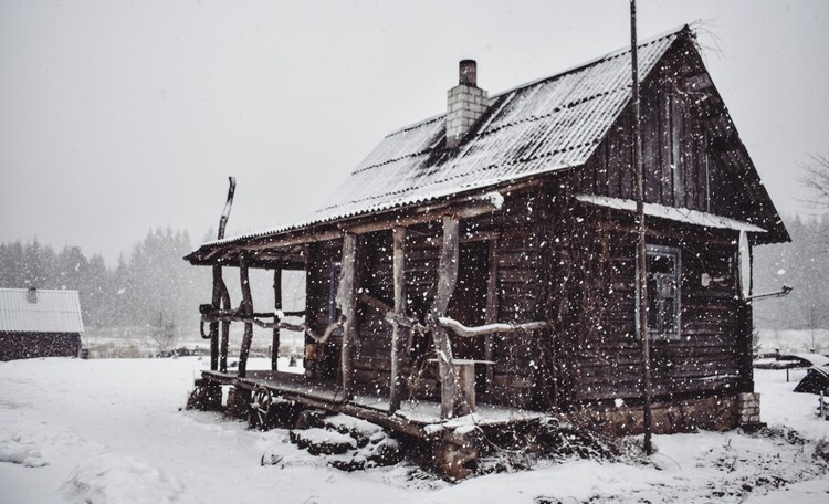 Маленький домик, экстерьер, зима.
