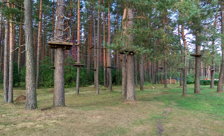 Верёвочный городок возле школы.