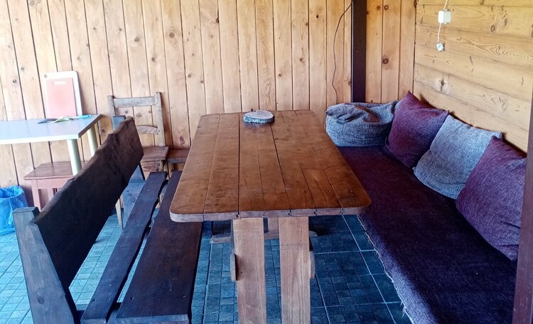 Большой стол(до 10 чел)и удобные скамьи на терассе  