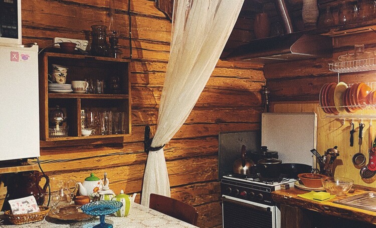 Маленький дом, интерьер, небольшая кухня.