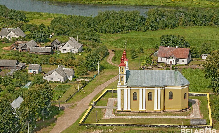 Церковь Воздвижения Святого Креста Католический храмПамятник архитектуры в стиле барокко, построен в 1760-1761 годах.. Находится в деревне Быстрица 