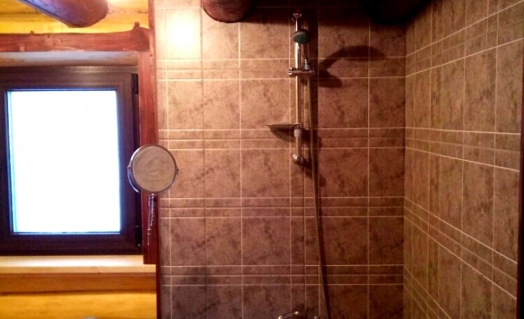 Помывочное отделение в бани с душем.