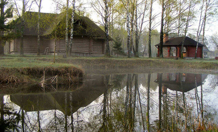 Пруд, беседка с барбекю