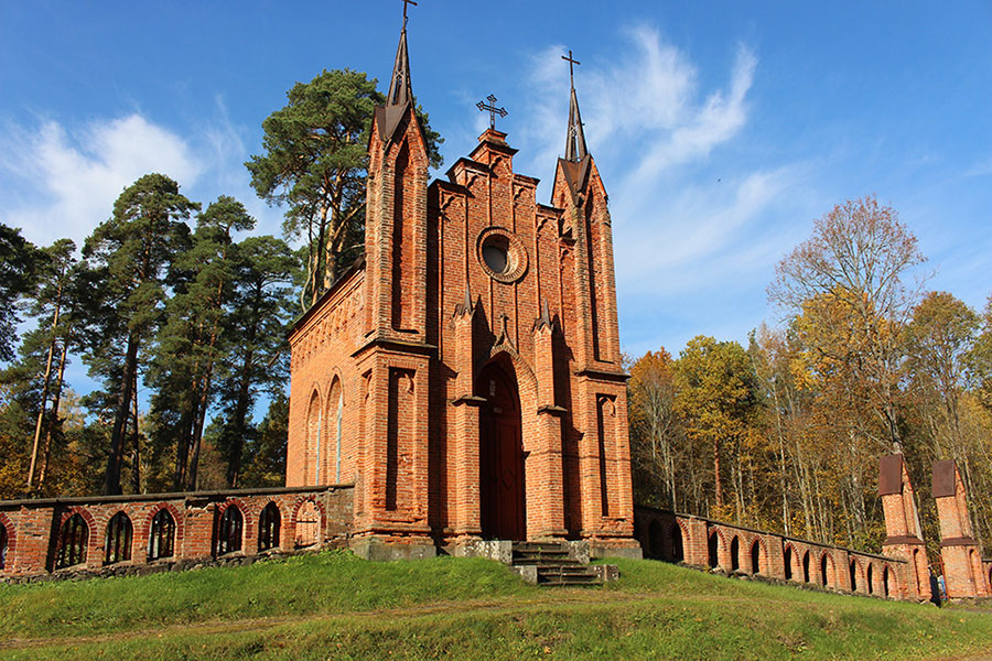Chapel-tomb and Church in village Akhremovtsy, Часовня-усыпальница в деревне Ахремовцы Браславского района 