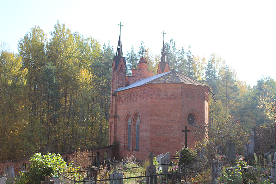 Chapel-tomb and Church in village Akhremovtsy, Часовня-усыпальница в деревне Ахремовцы Браславского района 